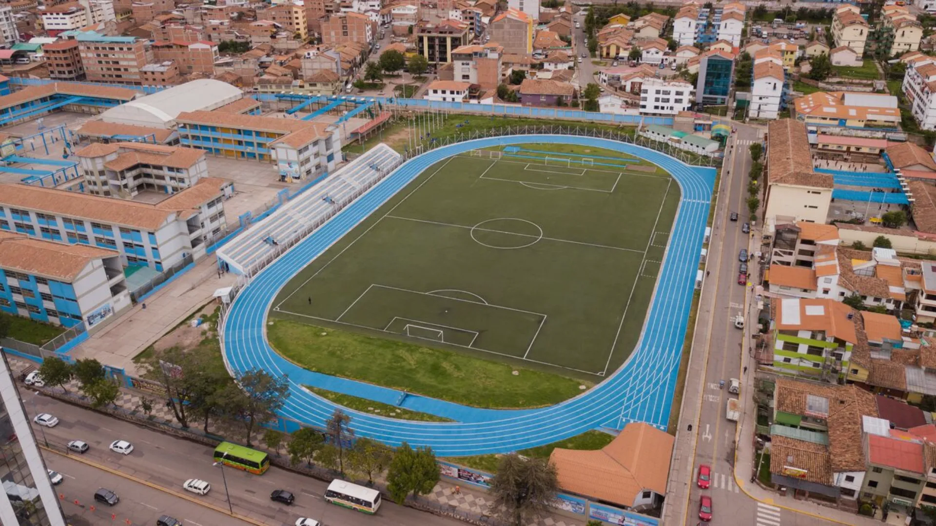 Pista atlética azul de la Gran Unidad Escolar Inca Garcilaso de la Vega, Lima