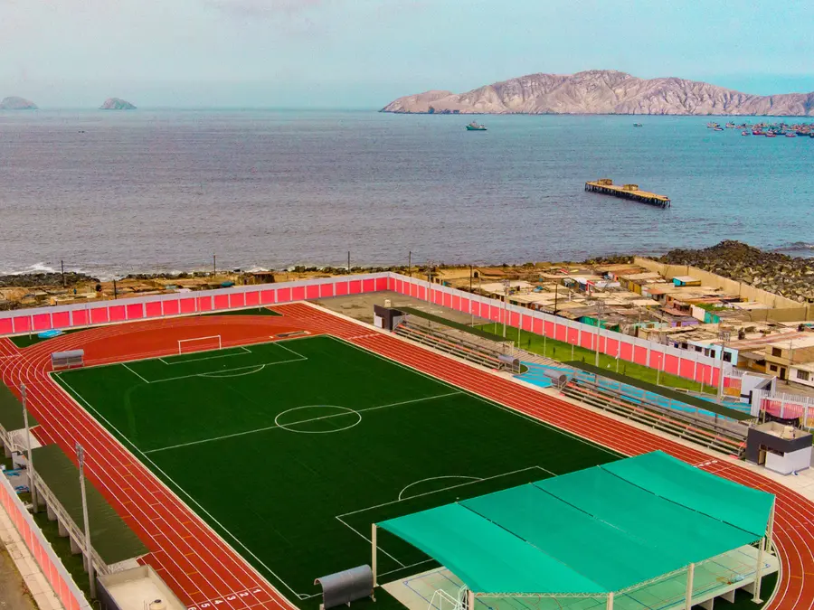 Infraestructura deportiva con pista atlética ejecutada por Sport System Perú