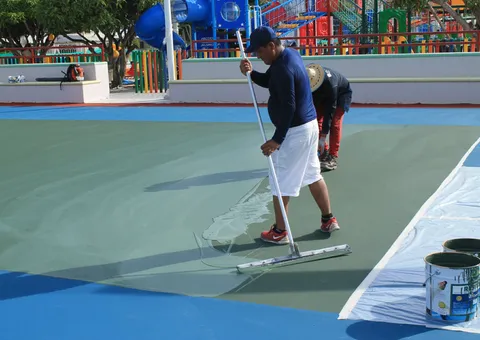 Terminación: Revestimiento y acabado de la superficie deportiva.