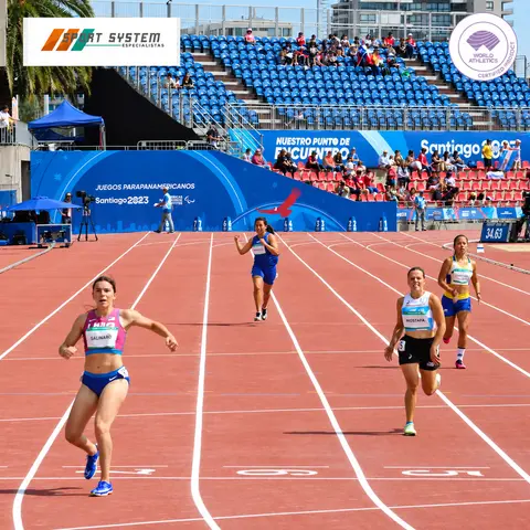 Atletas compitiendo en la pista atlética de Santiago 2023 durante los Juegos Parapanamericanos