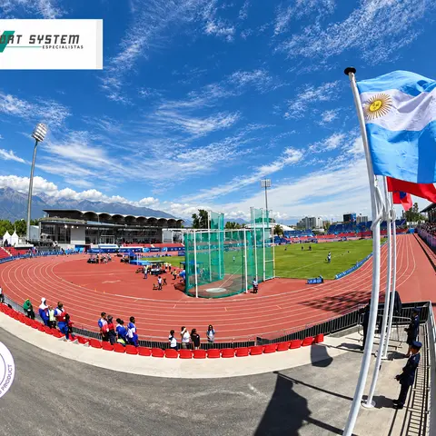 Pista atlética de Santiago 2023 con público en las tribunas y la cordillera de fondo