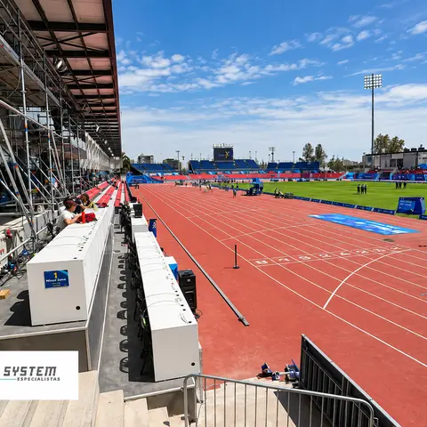 Carriles de la pista atlética de Santiago 2023 vistos desde la zona de prensa