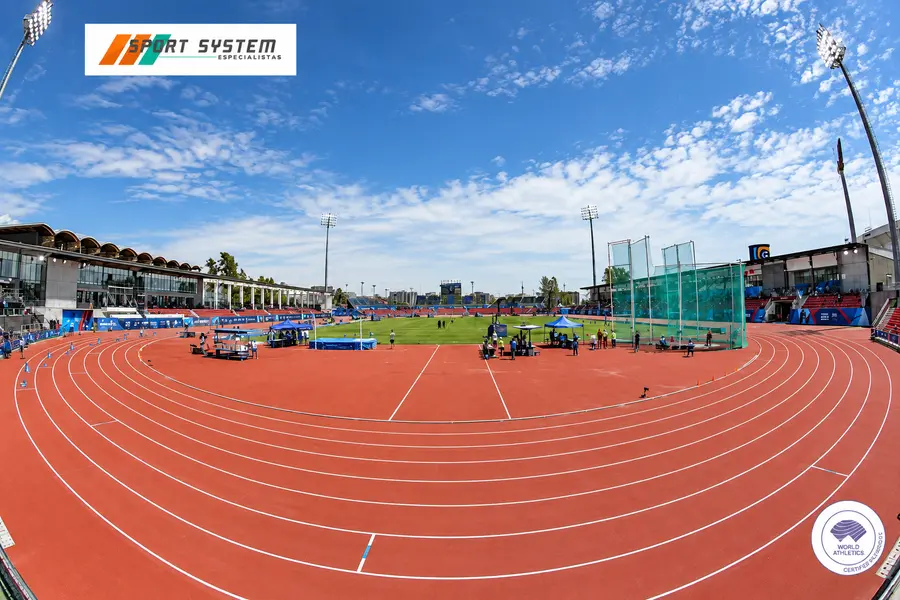 Vista panorámica de la pista atlética de Santiago 2023, con las tribunas y el óvalo completo